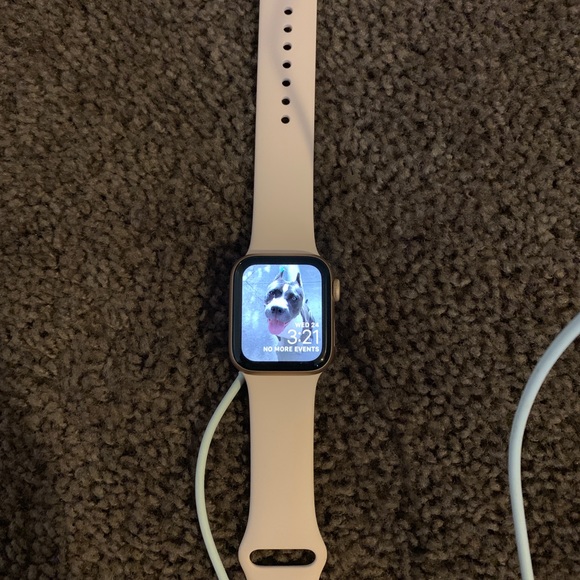 Series 4 Apple watch unlocked 40mm - Picture 2 of 3